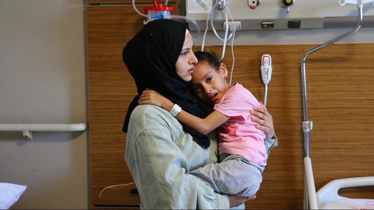 6 Yaşındaki Filistinli Sıla, İsrail'in Gazze Saldırısı Yaralandıktan Sonra Türkiye'ye Getirildi